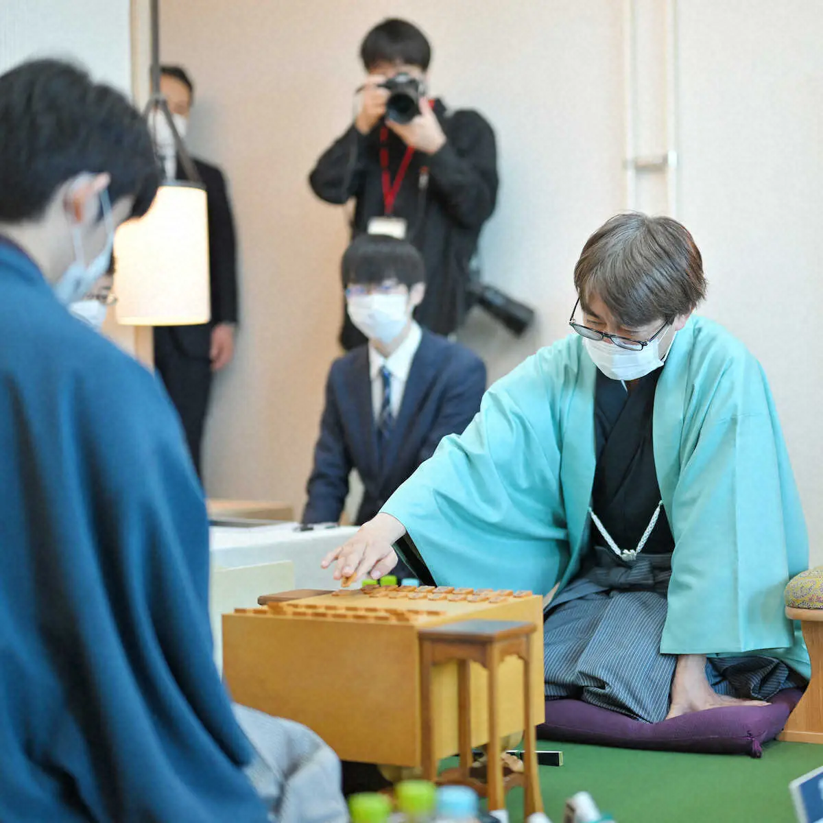 【画像・写真】【王将戦第4局1日目】対局開始　藤井王将得意戦法に羽生九段が飛び込む形に