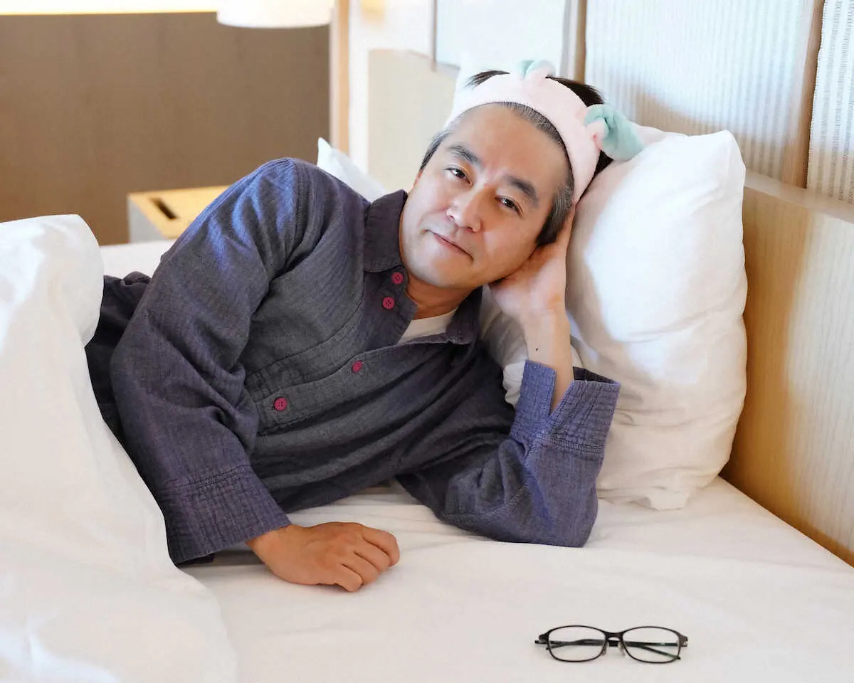 【画像・写真】第4局勝利から一夜明けた羽生九段。気持ちの良い朝ににっこり（撮影・西尾　大助、小海途　良幹、河野　光希、藤山　由理）