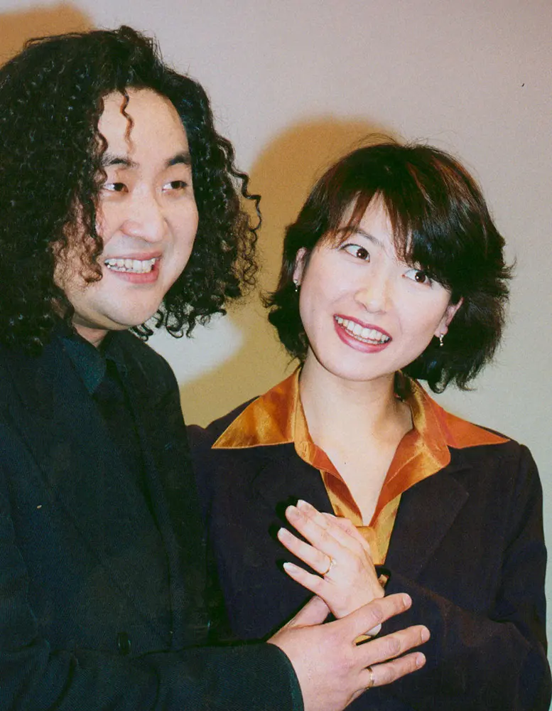 1999年2月、婚約会見で笑顔の葉加瀬太郎と高田万由子