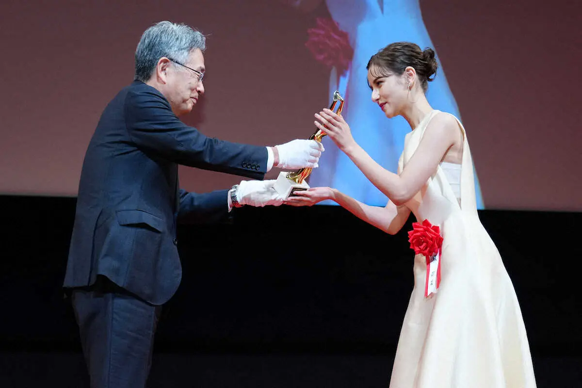 【画像・写真】嵐莉菜　スポニチグランプリ新人賞　映画初出演＆初主演で喜び「本当に光栄です」