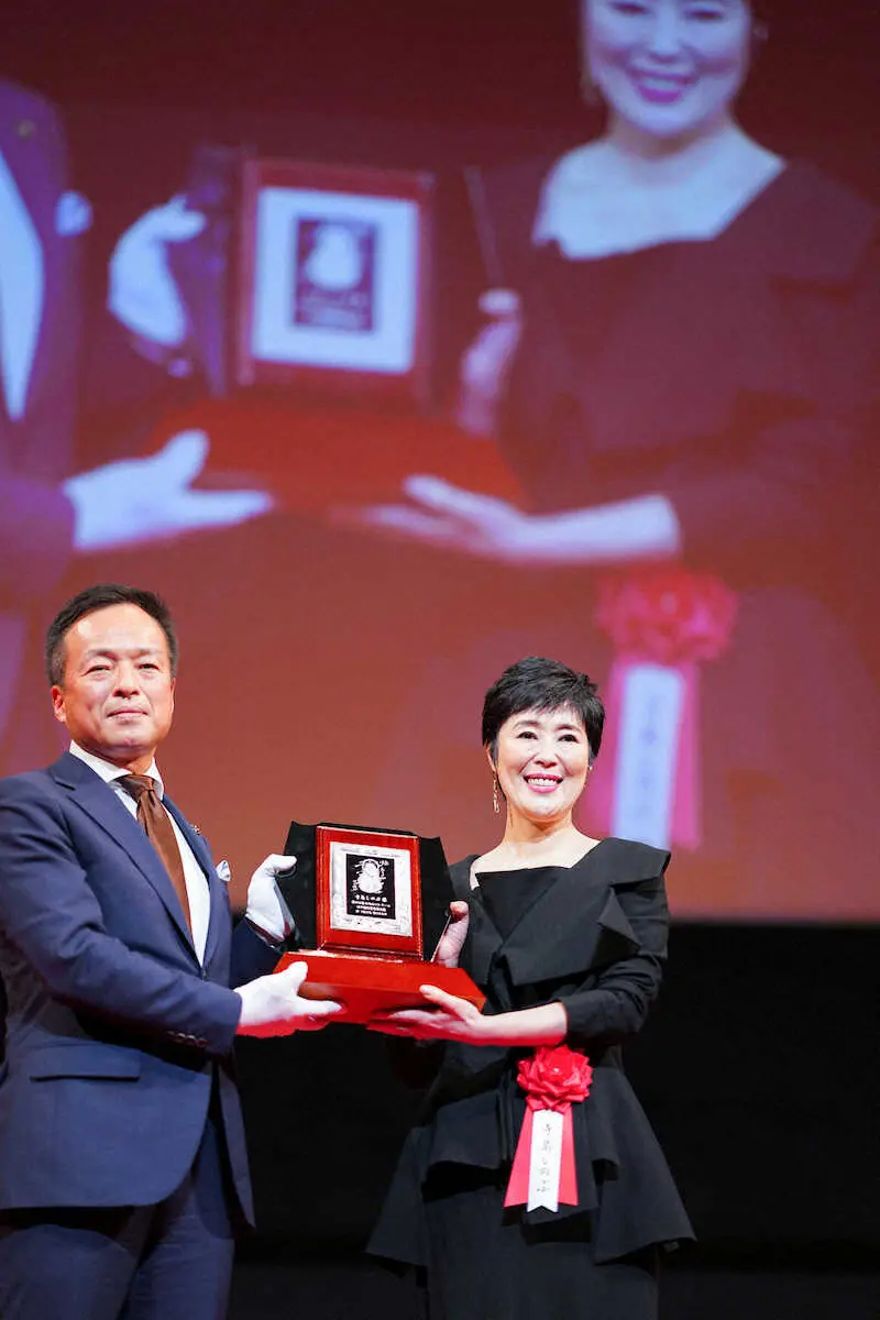 【画像・写真】寺島しのぶ　田中絹代賞　初の母娘受賞で富司純子と歓喜「2人で喜びあいました」