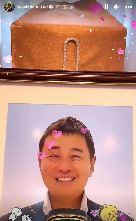 【画像・写真】榊原郁恵「はーい、お父さーん。あーげーる！」　渡辺徹さんの遺影に特製チョコ「今日のために作りました」