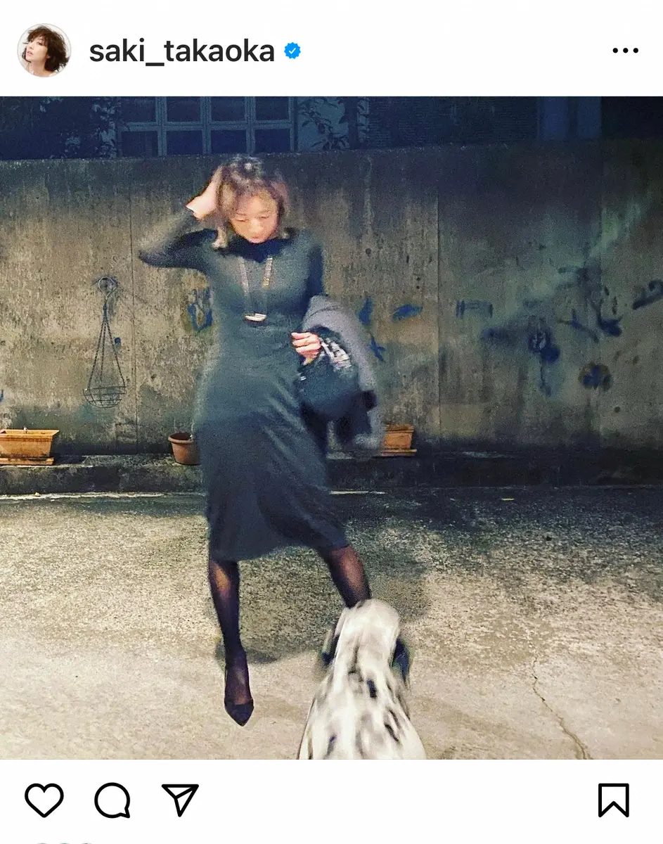 【画像・写真】高岡早紀「たまにはハイヒール」　全身黒な「娘とお出かけ」スタイル披露にファン「素敵です」「たまらん」