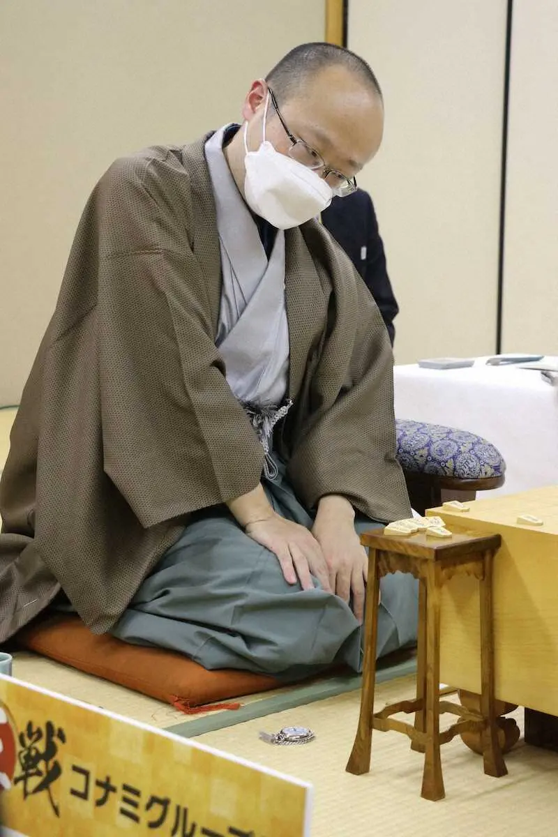 【画像・写真】棋王戦五番勝負第2局、藤井聡太王将に敗れ、連敗となり、表情も険しい渡辺明棋王（提供・日本将棋連盟）