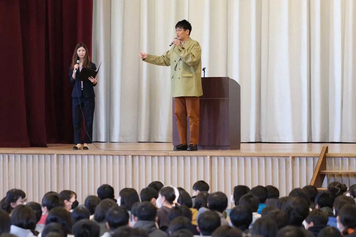 【画像・写真】古坂大魔王　出張授業で小学校訪問　デビューからピコ太郎旋風まで「辞めなければなんとかなる」
