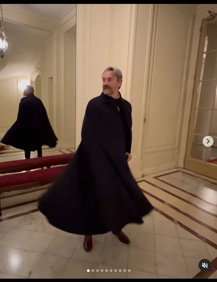 【画像・写真】中村江里子　ロンドンで仕立てた夫のケープが届いたと報告　2メートル近い長身に「ドラキュラみたい」