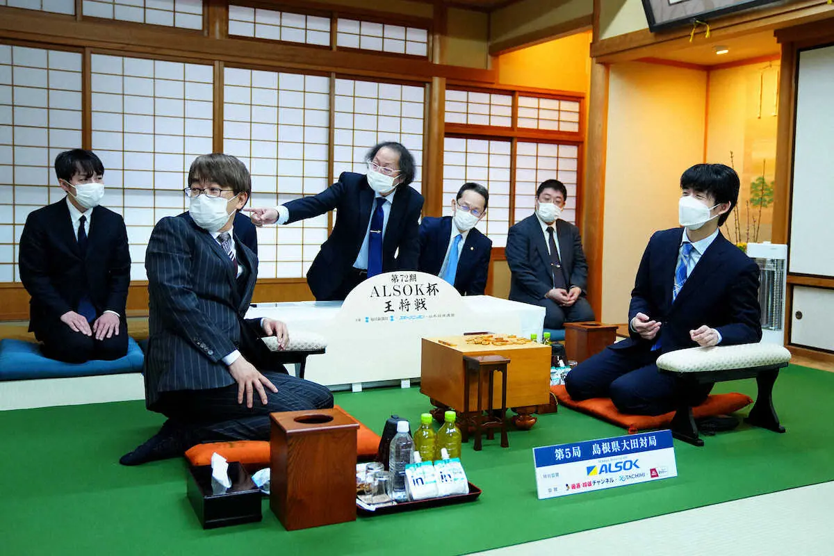 【画像・写真】藤井王将“森の化石パワー”で王手かける　多忙さ癒やす…巨木に手を当てて「雄大さ感じた」