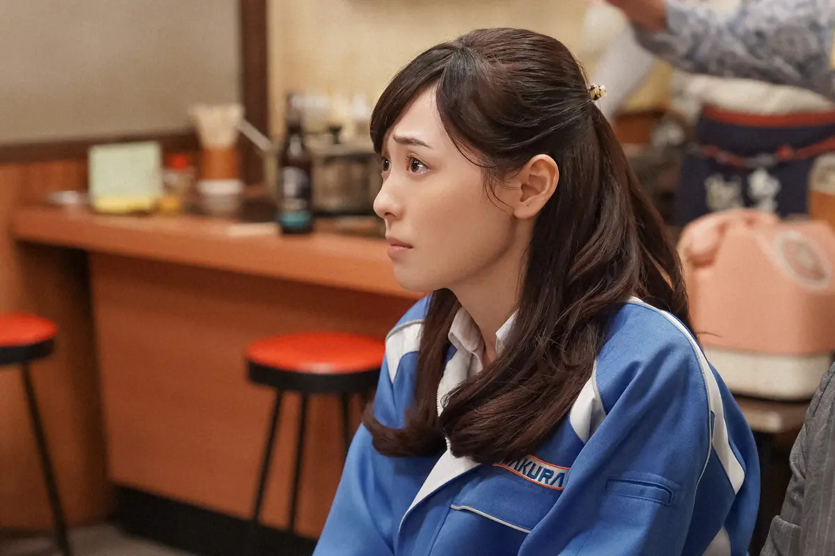 【画像・写真】連続テレビ小説「舞いあがれ！」第102話。『うめづ』にて。小堺の話を聞く梅津舞（福原遥）（C）NHK