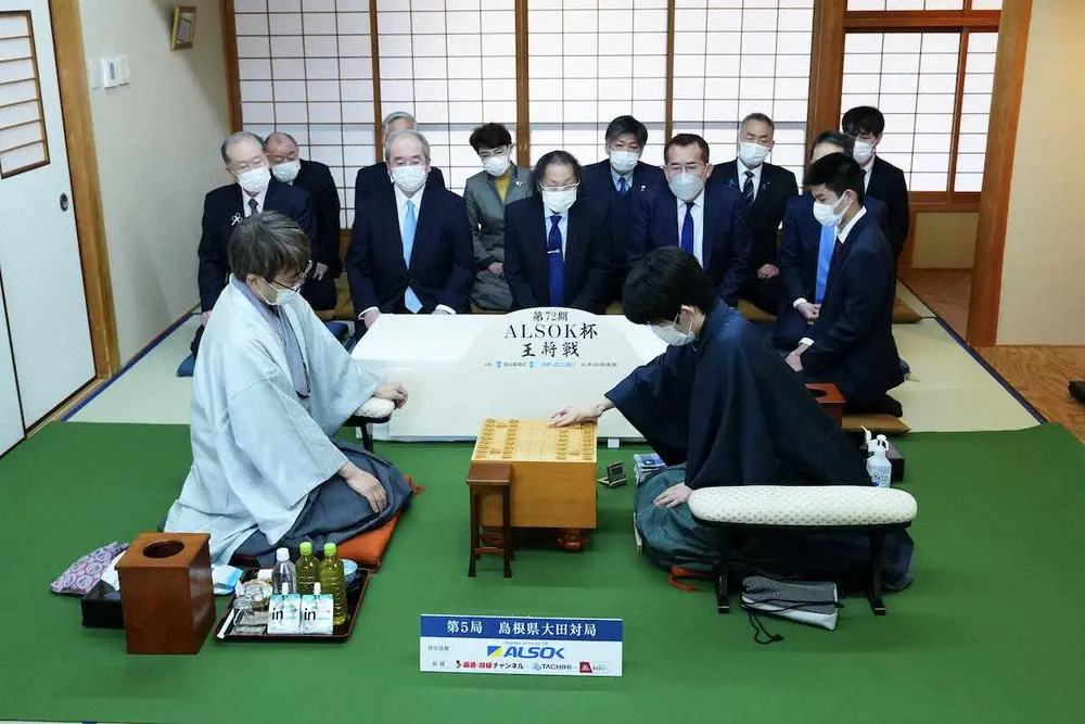 【画像・写真】王将戦第5局スタート　対局直前　藤井王将がド派手にお茶をぶちまけるハプニングも…