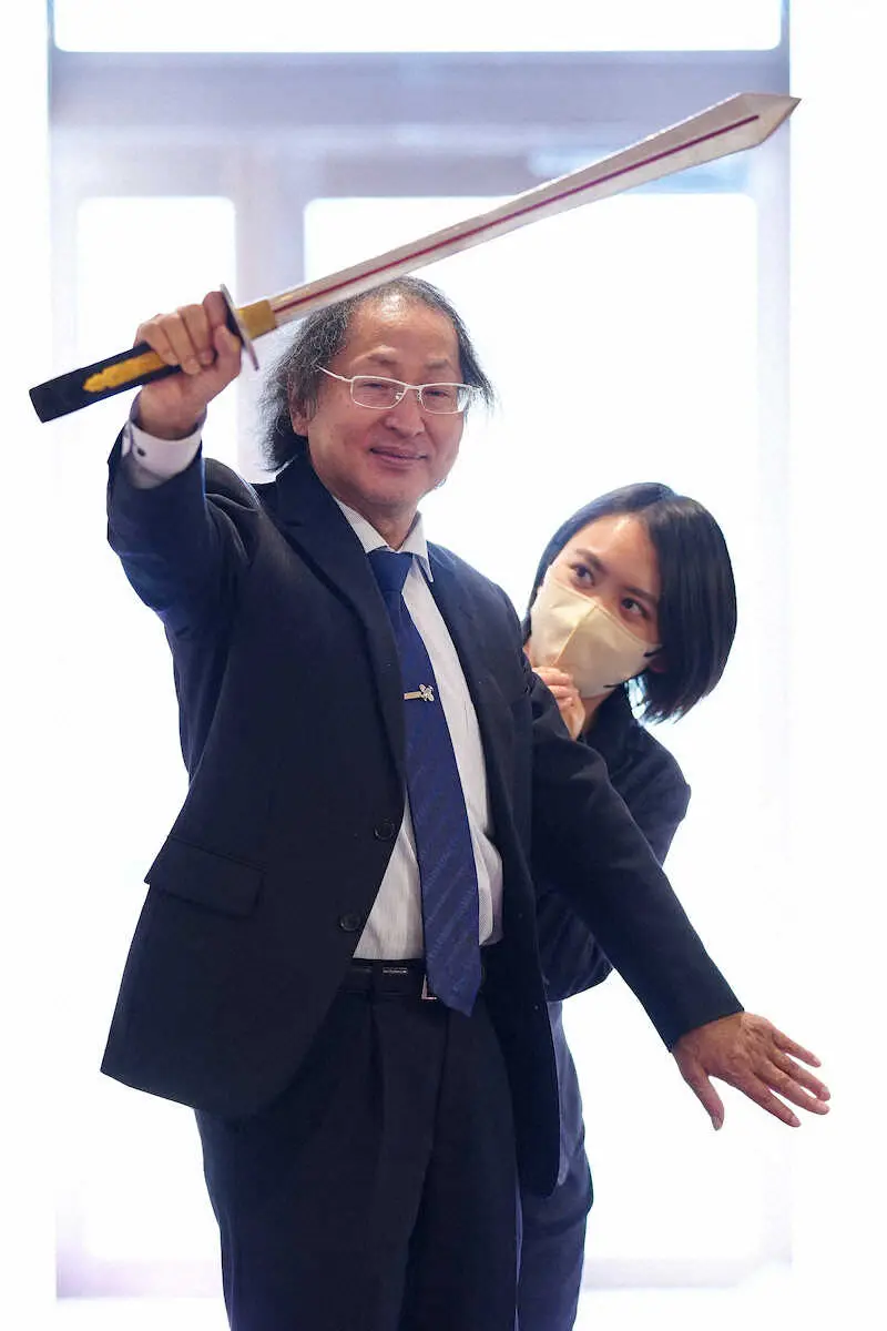 【画像・写真】立会人・福崎文吾九段「姫を守る！」須佐之男命になりきり撮影　王将戦大田対局で勇ましい姿