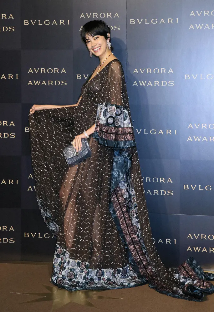 【画像・写真】2019年12月の「ＢＶＬＧＡＲＩ　ＡＶＲＯＲＡ　ＡＷＡＲＤＳ」でフォトコールで笑顔を見せる森星