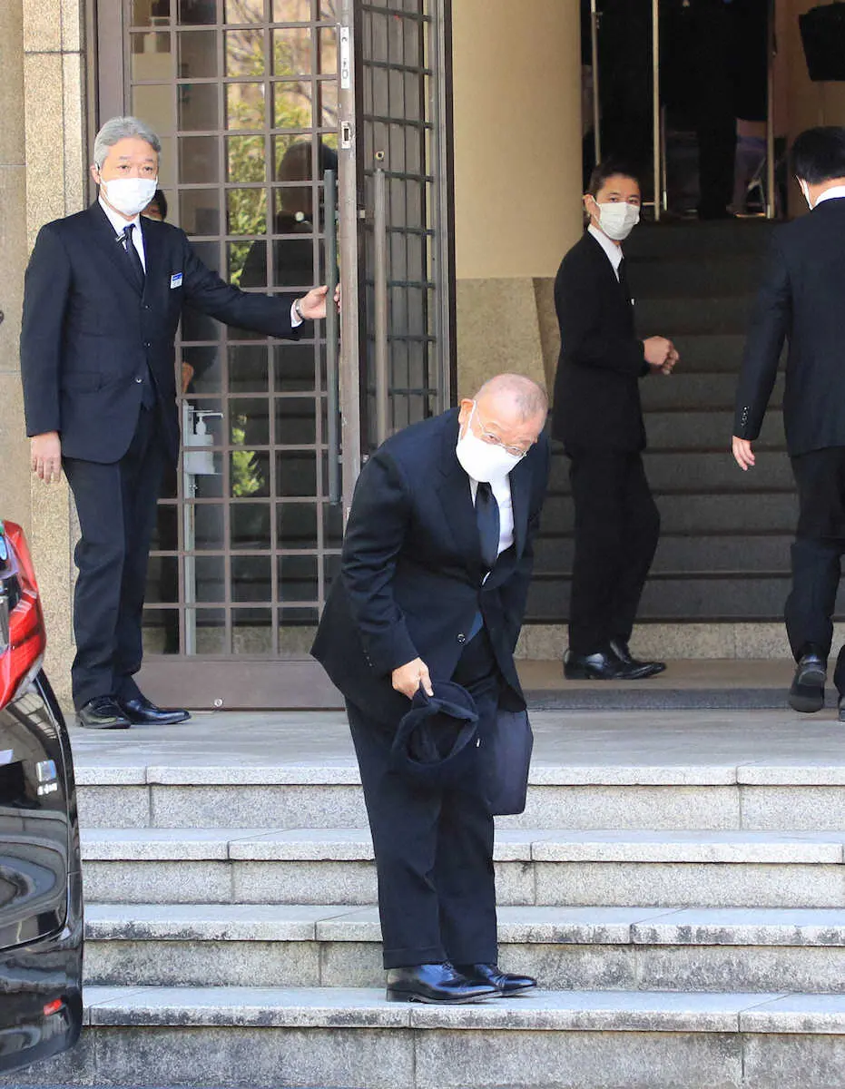 【画像・写真】笑福亭鶴瓶　弟子の笑福亭笑瓶さん葬儀で弔辞　悲しみこらえ…笑いを交えた「ありがとう」