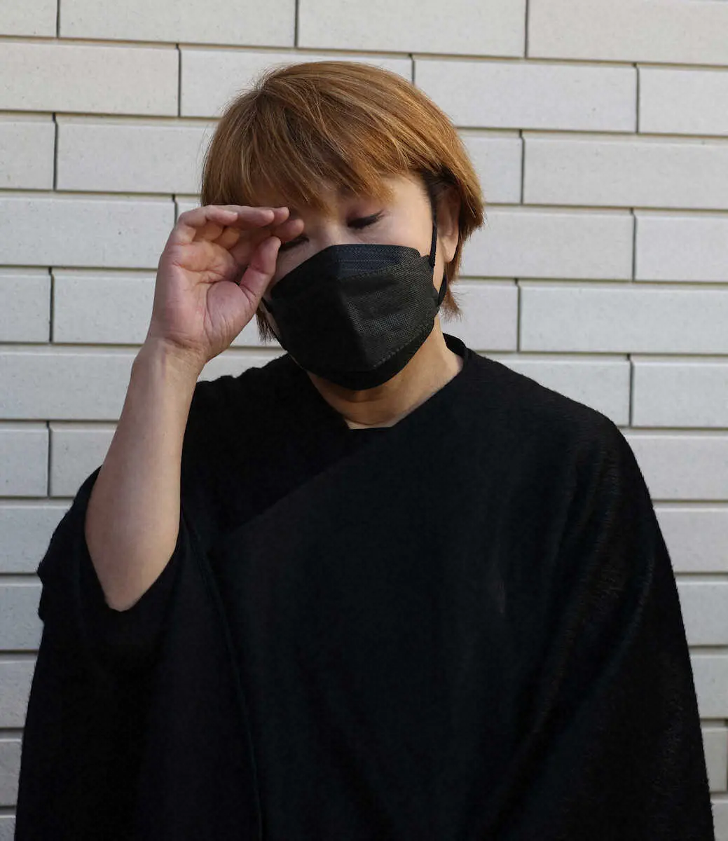 【画像・写真】笑福亭笑瓶さん告別式　山田邦子、涙こらえ　「天国行けー！と棺桶の中に…待っててねって」