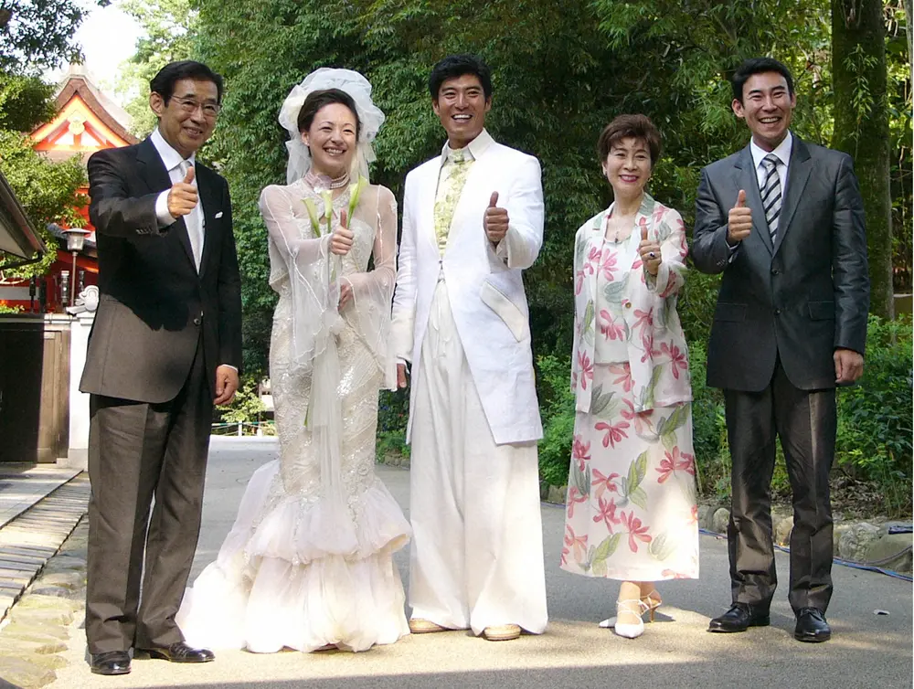 2005年、京都で開いた結婚披露宴で高嶋ファミリーが勢ぞろい。5人で「イエーイ」（左から）高島忠夫、シルビア・グラブ、高嶋政宏、寿美花代、高嶋政伸