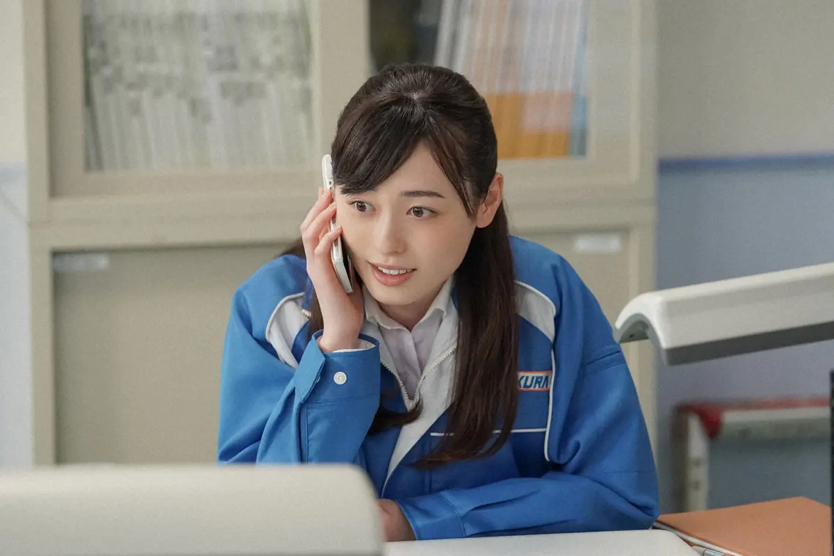 連続テレビ小説「舞いあがれ!」104話、IWAKURA事務室にて。電話であることを言われる舞（福原遥）（C）NHK