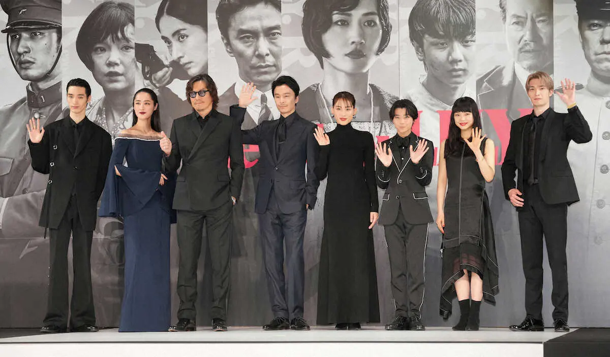 【画像・写真】綾瀬はるか　映画史上最強ダークヒロイン　美背中が…大胆黒ドレス姿　ジムで鍛錬「体づくり大変だった」