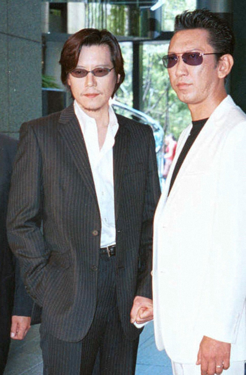 2000年、映画「新・仁義なき戦い」の会見に出席した布袋寅泰（右