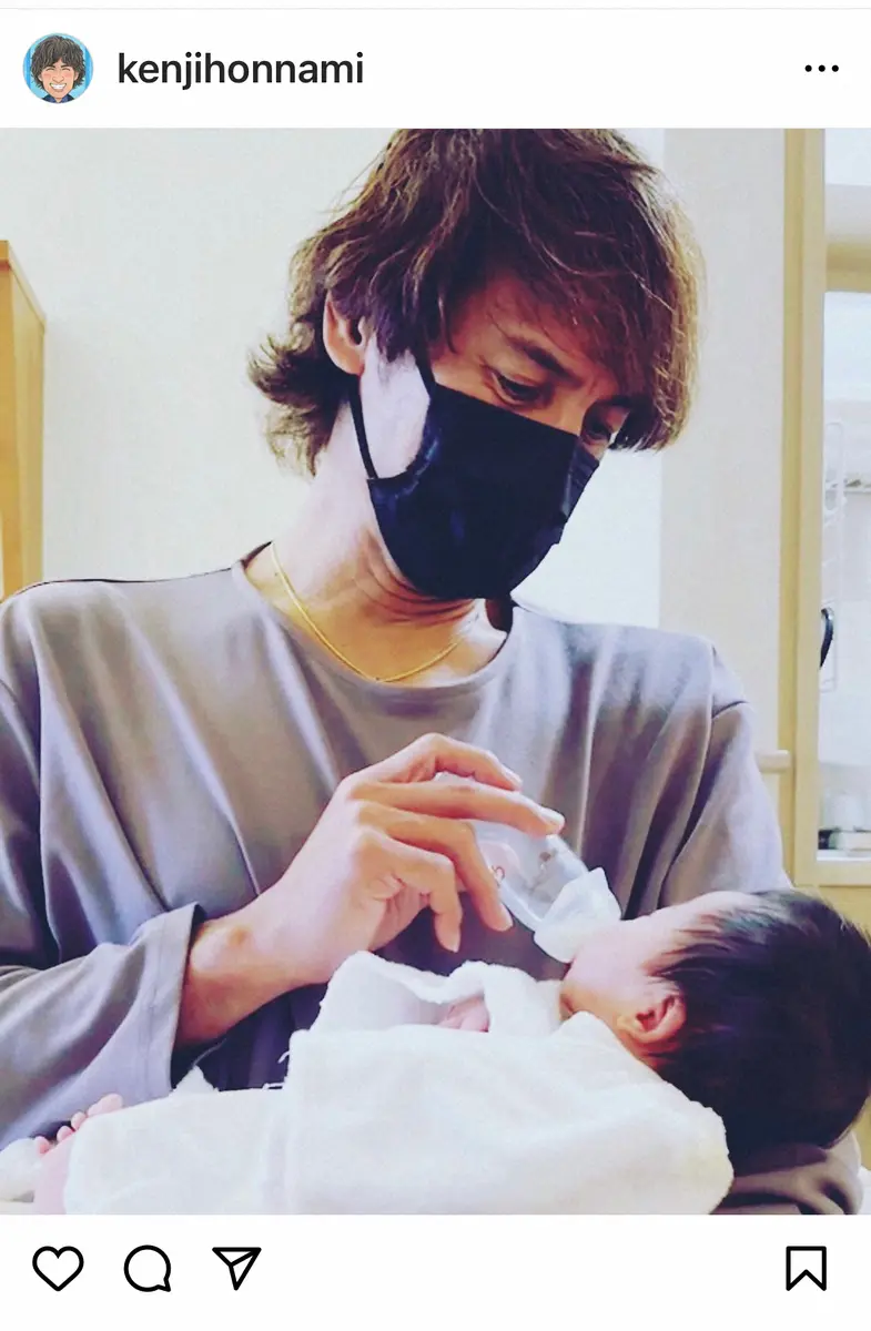 【画像・写真】本並健治氏　「かわゆいですなぁほんま」愛娘へのミルクあげるパパショット公開に「見てるだけで癒される」