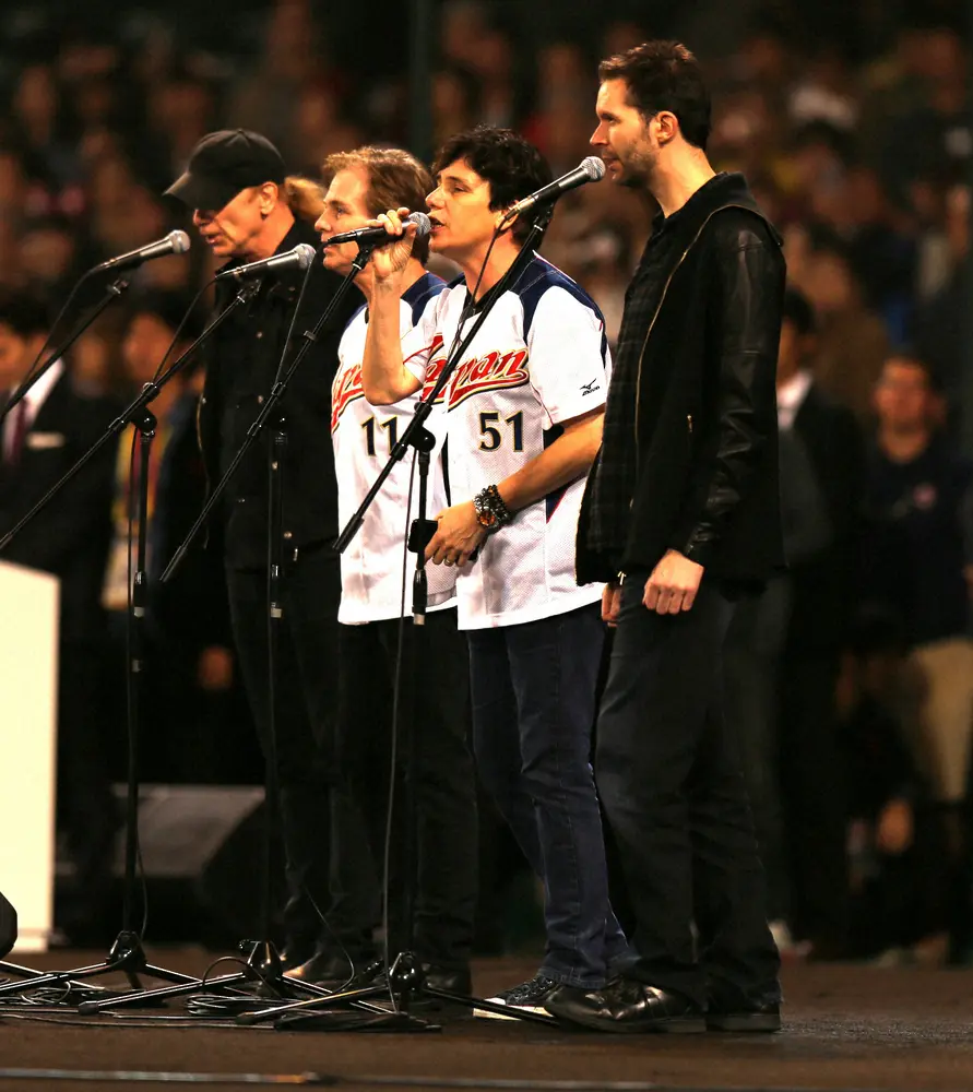 2014年、甲子園で行われた日本プロ野球80周年記念試合で米国国歌を歌うMR.BIG