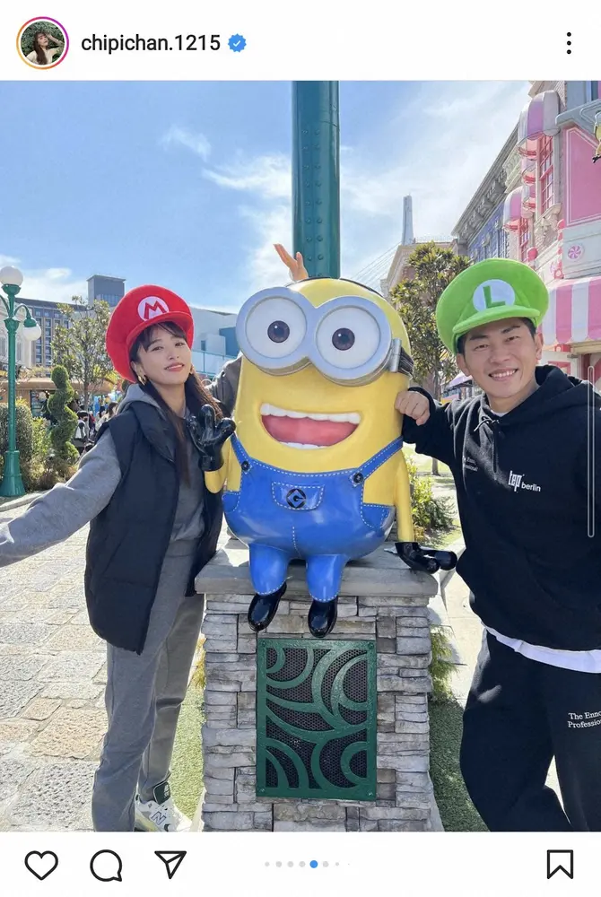 【画像・写真】ジャンポケ太田＆近藤千尋　家族らでユニバ満喫　夫婦ショットに「可愛いですね」「ラブラブ」の声