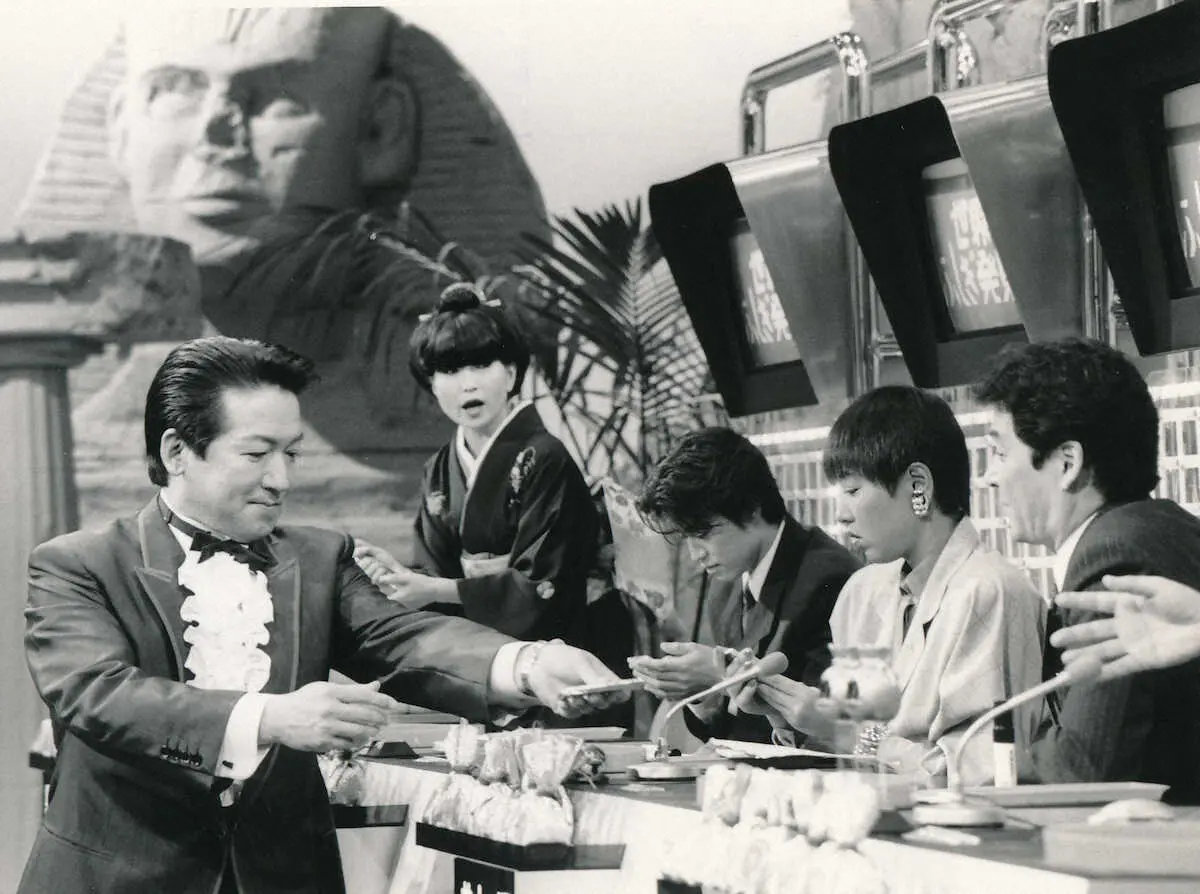 1986年4月、TBS「世界・ふしぎ発見！」第1回放送に出演する（左から）草野仁、黒柳徹子、野々村真、和田アキ子、井上順