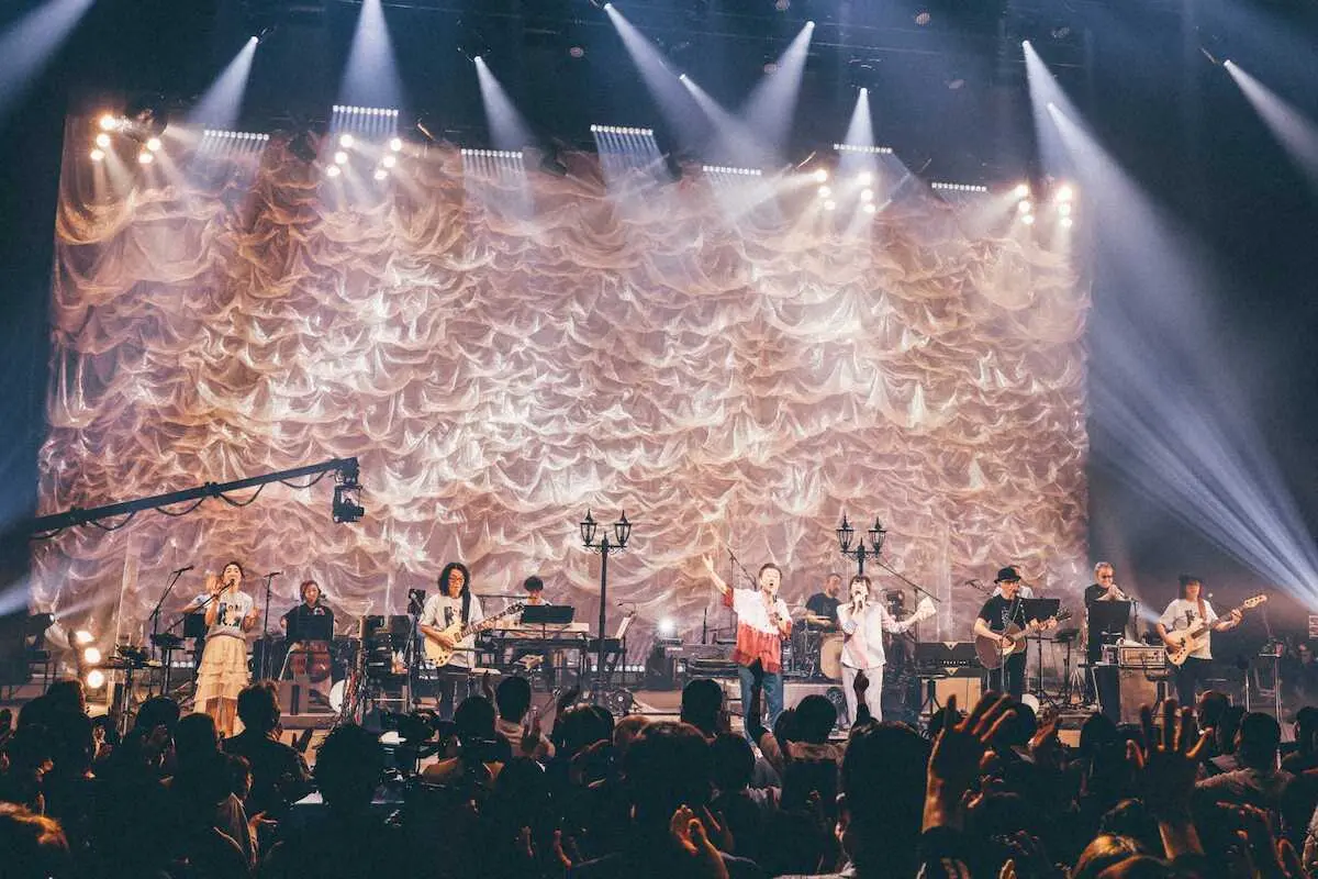 【画像・写真】原由子、サプライズ登場の桑田佳祐と“夫婦漫才”　軽妙に「達郎の妻です」　13年ぶり単独ライブ