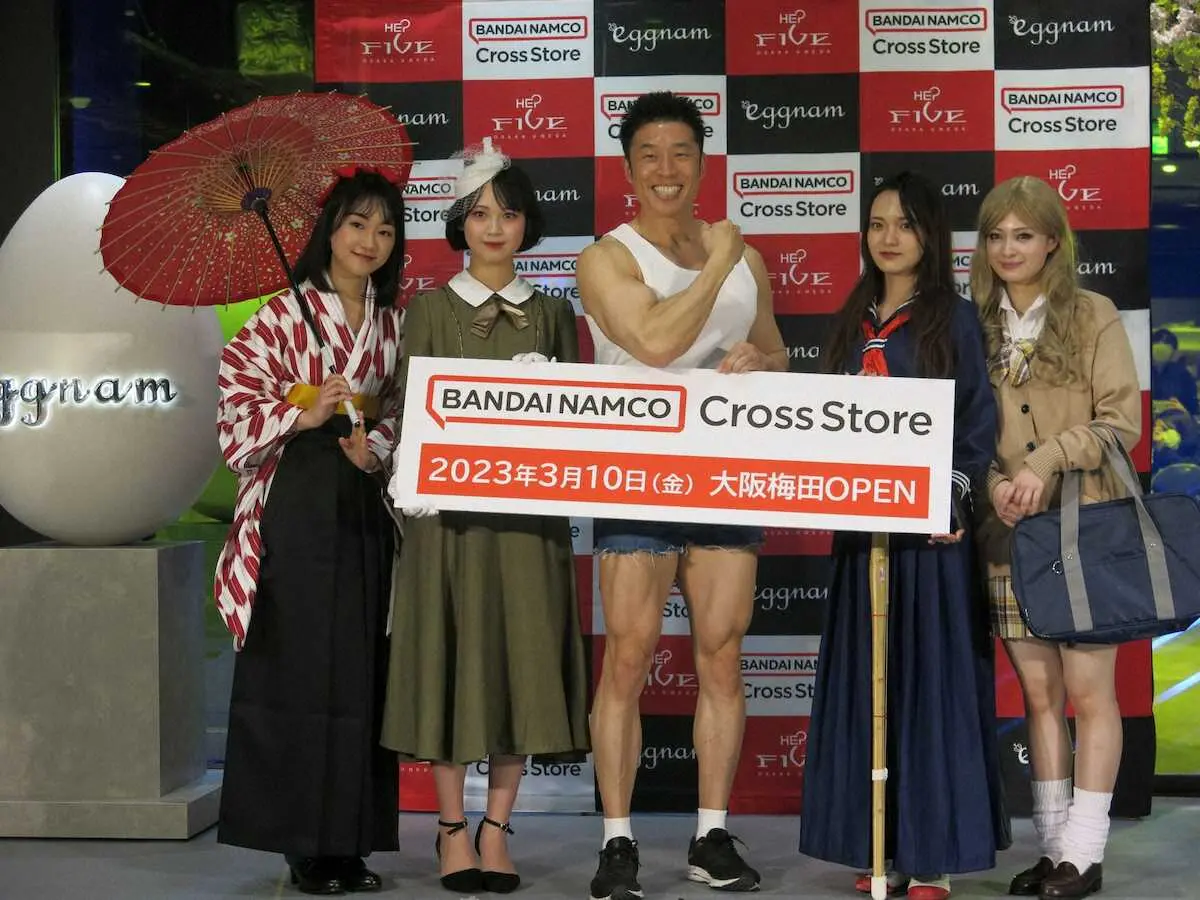 「バンダイナムコ　Cross　Store　大阪梅田」のイベントに登場したなかやまきんに君（中央）は女子高生モデル4人に囲まれご満悦