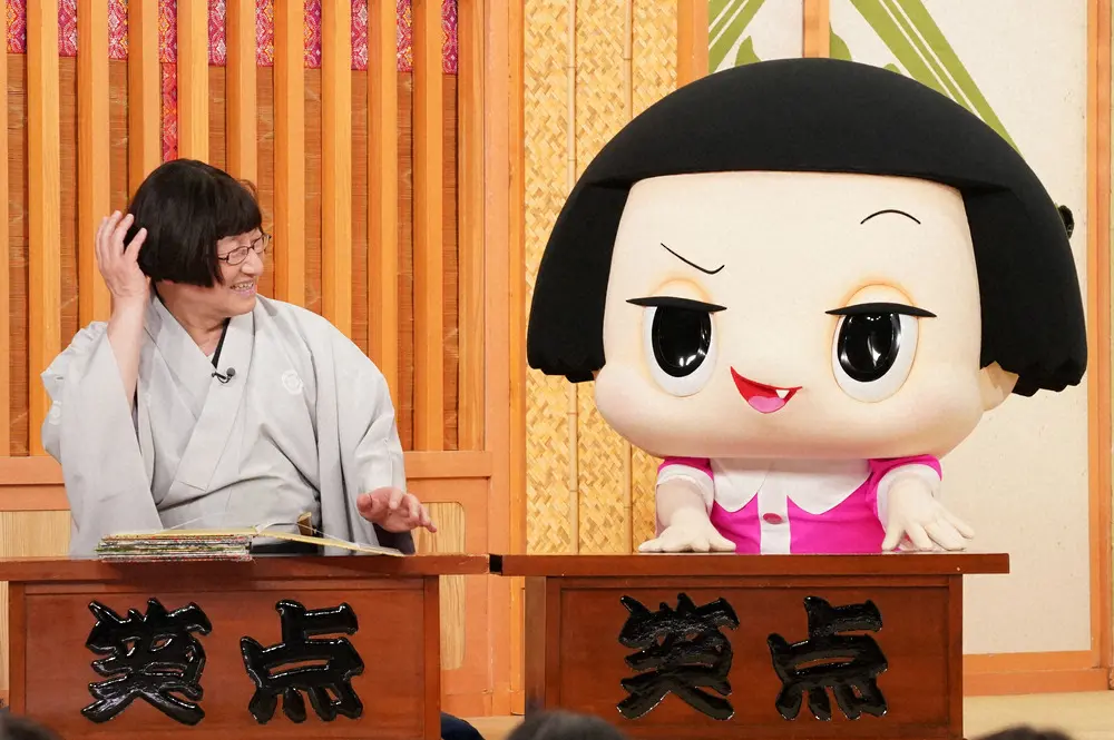 笑点の司会席に並んで座るチコちゃんと春風亭昇太（C）日本テレビ