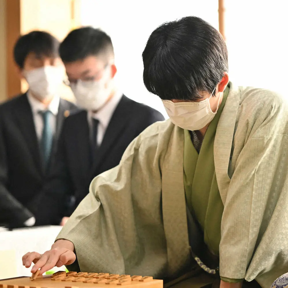 【画像・写真】王将戦第6局開始　藤井王将は春を思わせる緑の着物　飛車先を突き合い、戦型は角換わりに