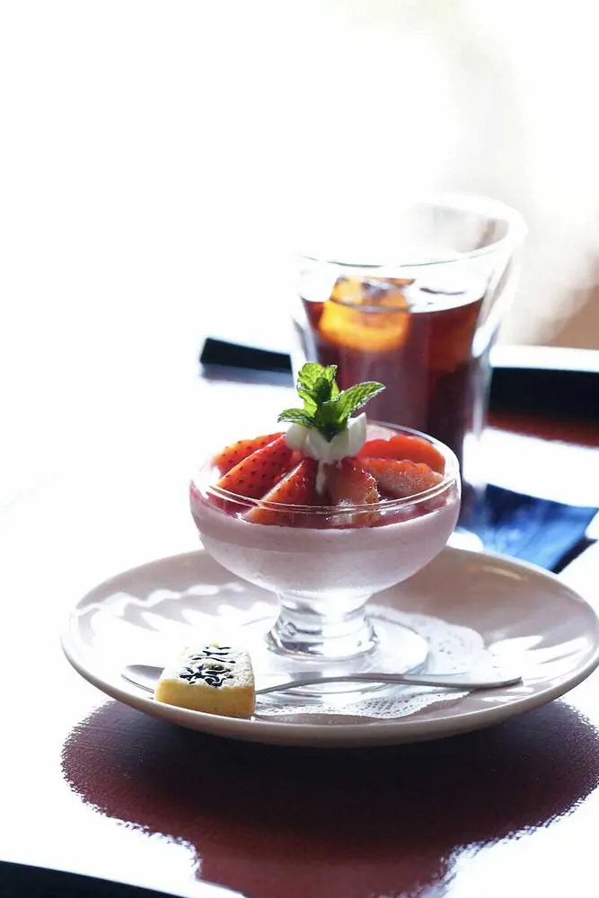 【画像・写真】王将戦第6局1日目午前のおやつ　藤井王将「佐賀県産いちごさんムース」　羽生九段「濃厚みるくぷりん」