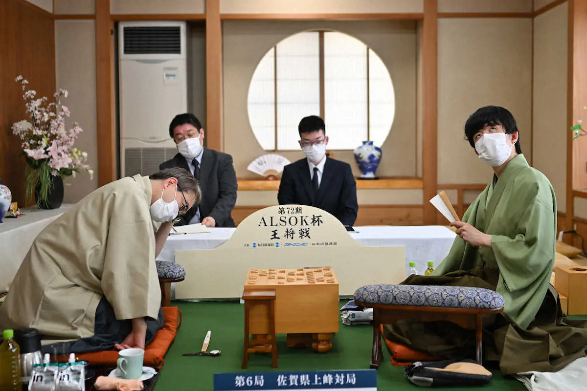 【画像・写真】王将戦第6局　羽生九段が59手目を封じて1日目終了　強気の応酬から“嵐の前の静けさ”へ