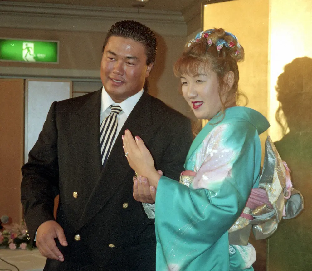 95年6月に婚約会見した佐々木健介（左）と北斗晶