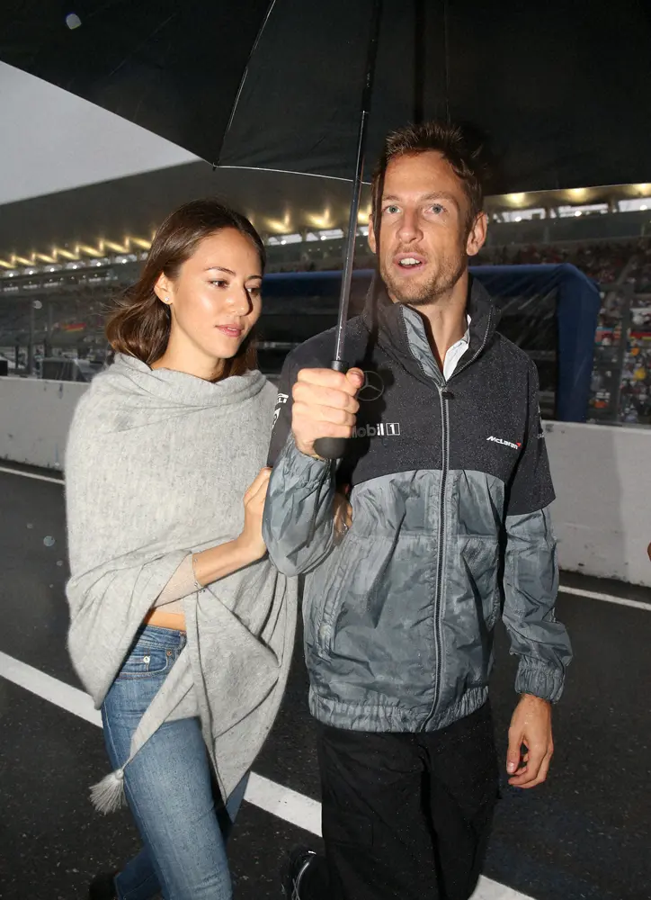 2014年、F1第15戦日本GPで寄り添いながらサーキットを歩くバトンと道端ジェシカ