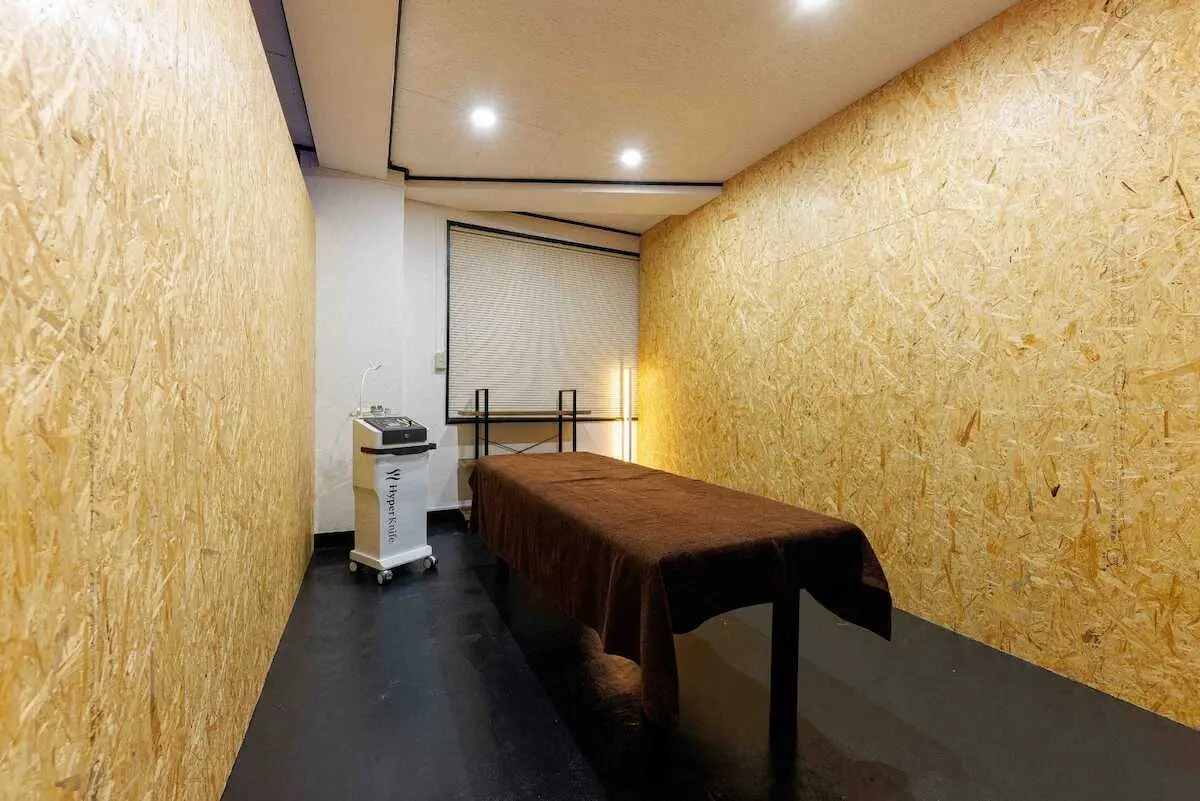 【画像・写真】（3）痩身マシンで施術します