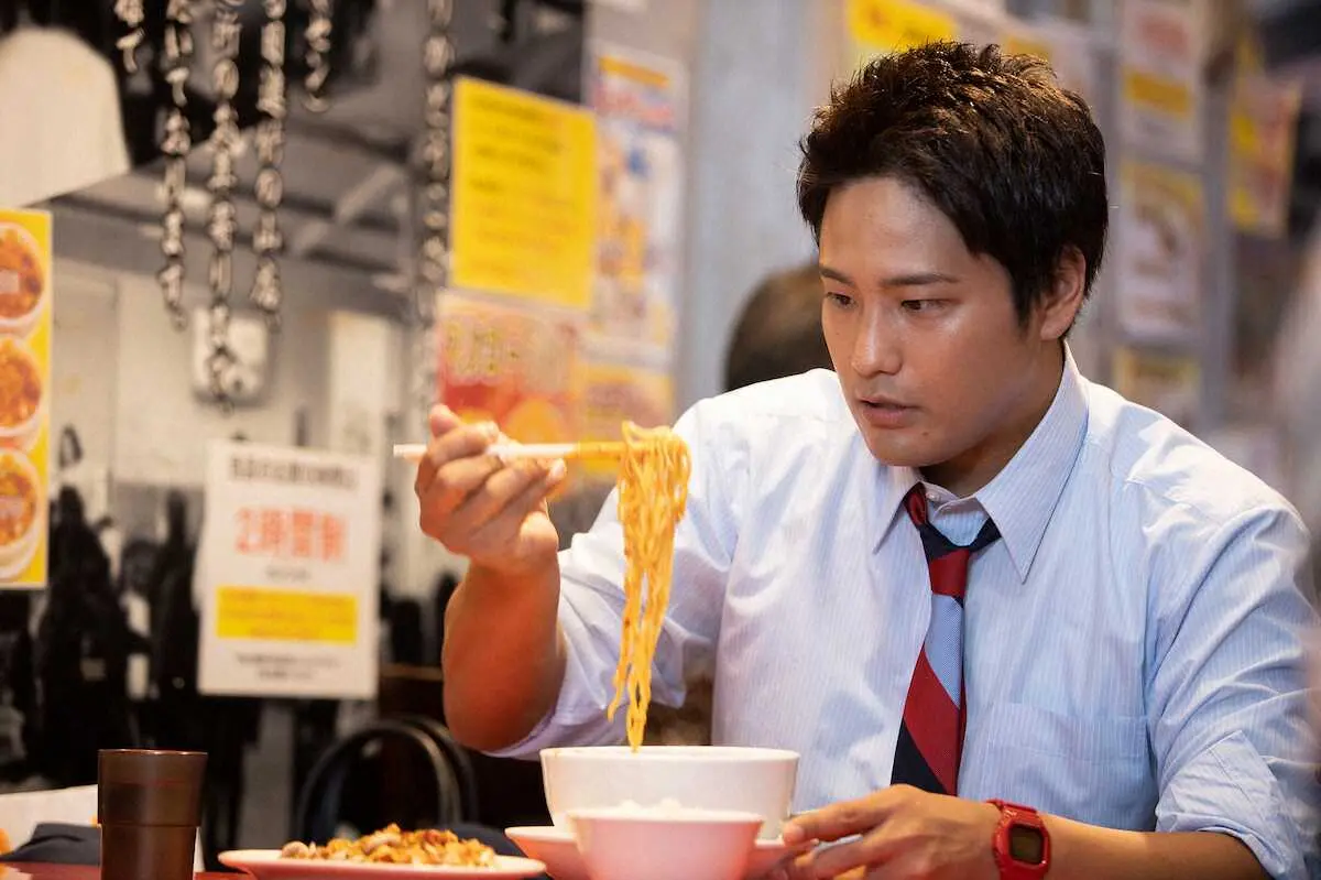 【画像・写真】「辛い方が何回も食べられる」と激辛料理に向き合う桐山照史（C）「ゲキカラドウ2」製作委員会