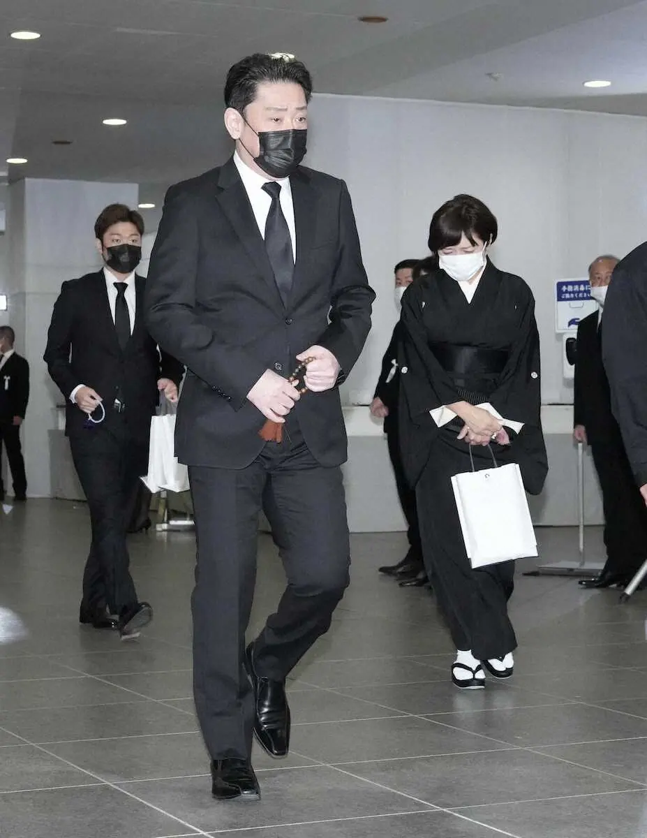 【画像・写真】扇千景さん、最愛の夫・藤十郎さんの元へ…長男・鴈治郎「そばで喜んでいると」　葬儀・告別式700人参列