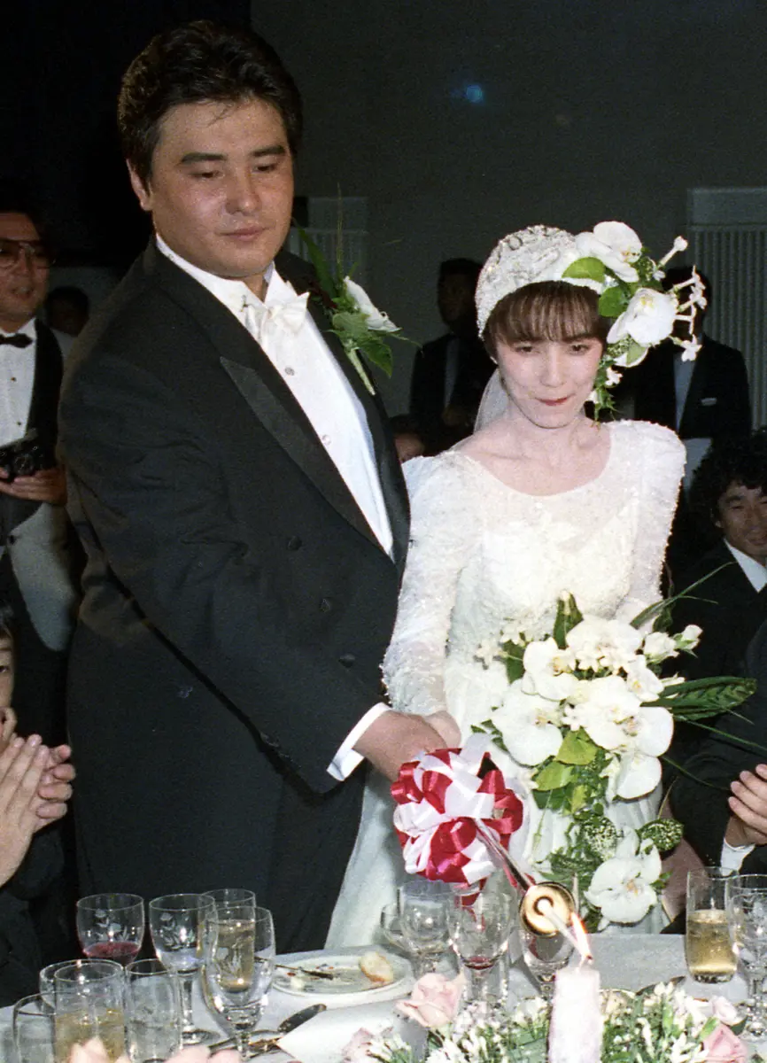 【画像・写真】87年、結婚披露宴でキャンドルサービスをする渡辺徹さん（左）と榊原郁恵