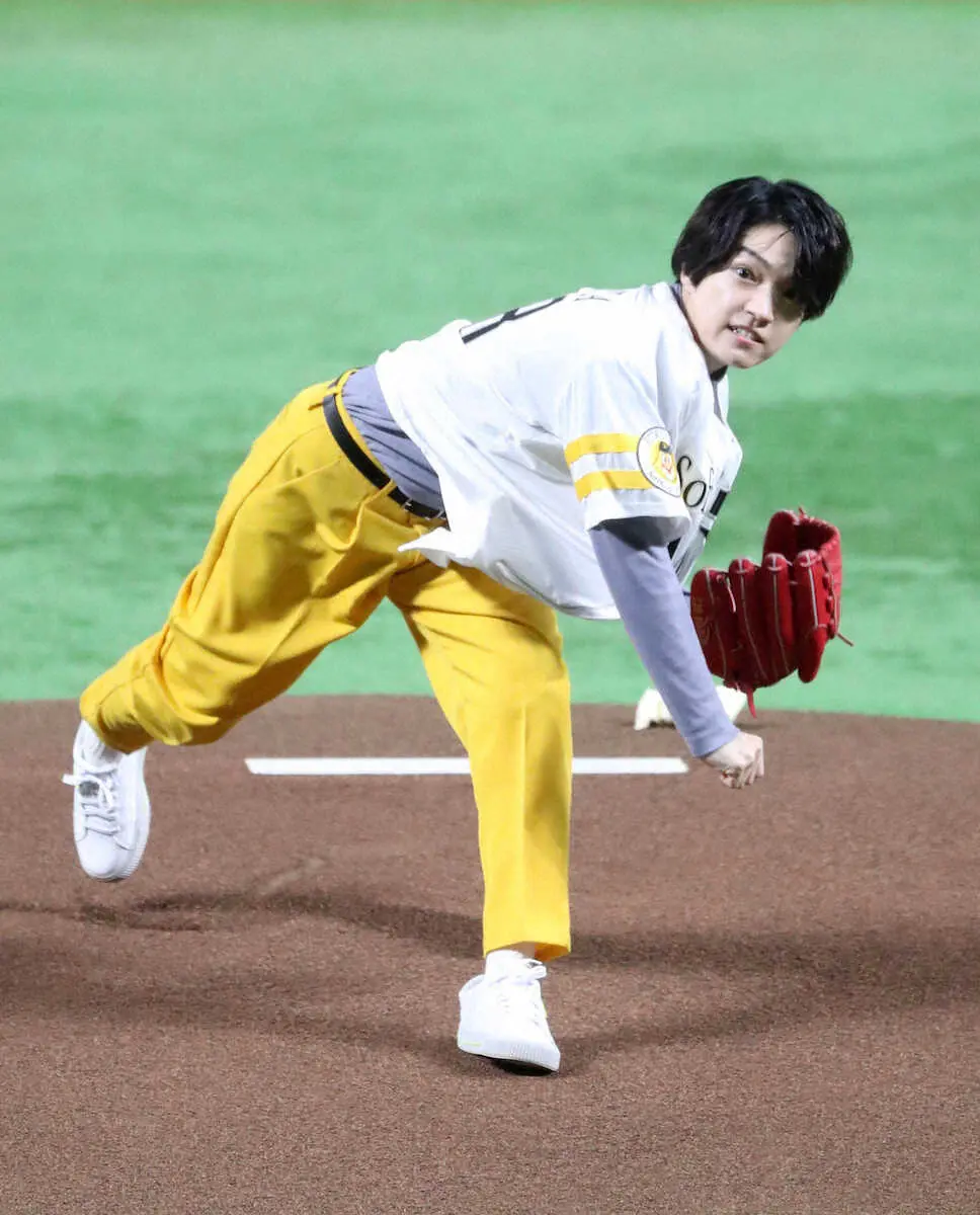 【画像・写真】＜ソ・ロ＞始球式を行う、「なにわ男子」の西畑（撮影・中村　達也）