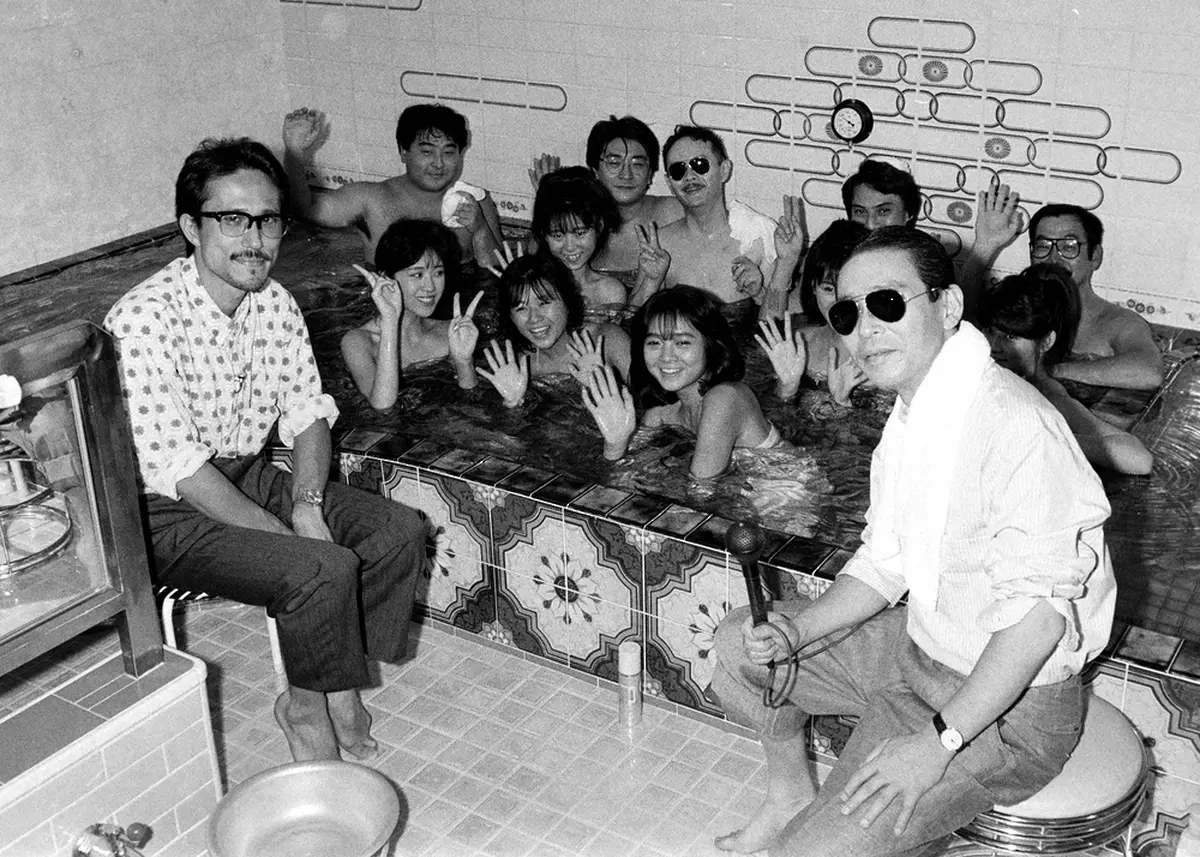 1986年、「タモリ倶楽部」の収録で、銭湯でオーディションを行うタモリ（右）　
