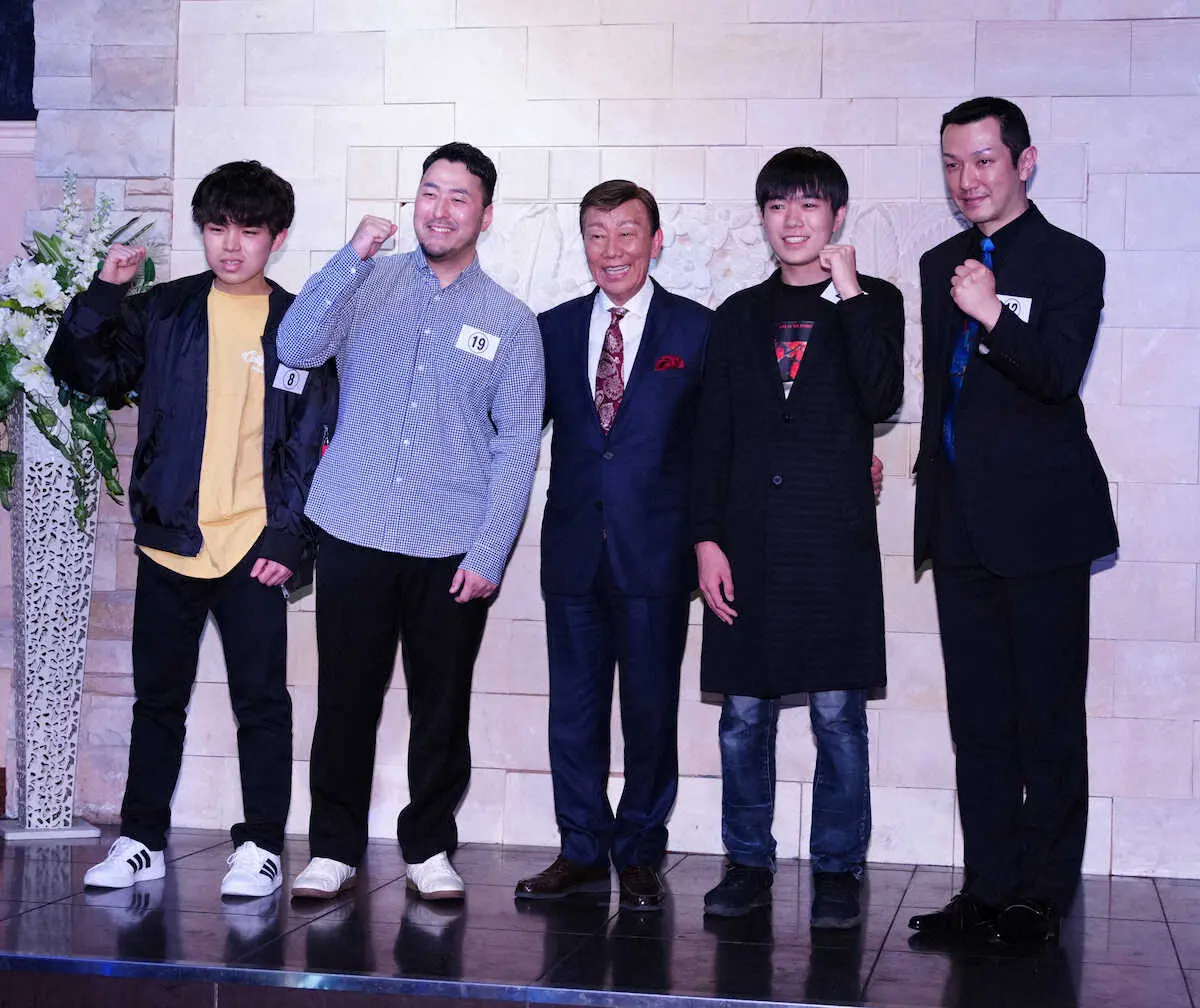 【画像・写真】合格者に囲まれる橋幸夫。左から川岸明富さん、進公平さん、橋幸夫、徳岡純平さん、小牧勇太さん（撮影・島崎忠彦）