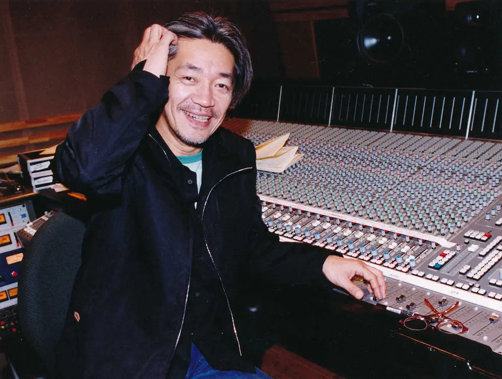 最新のデジタル機器が並ぶスタジオで、地雷廃絶への思いを語った作曲家・坂本龍一さん