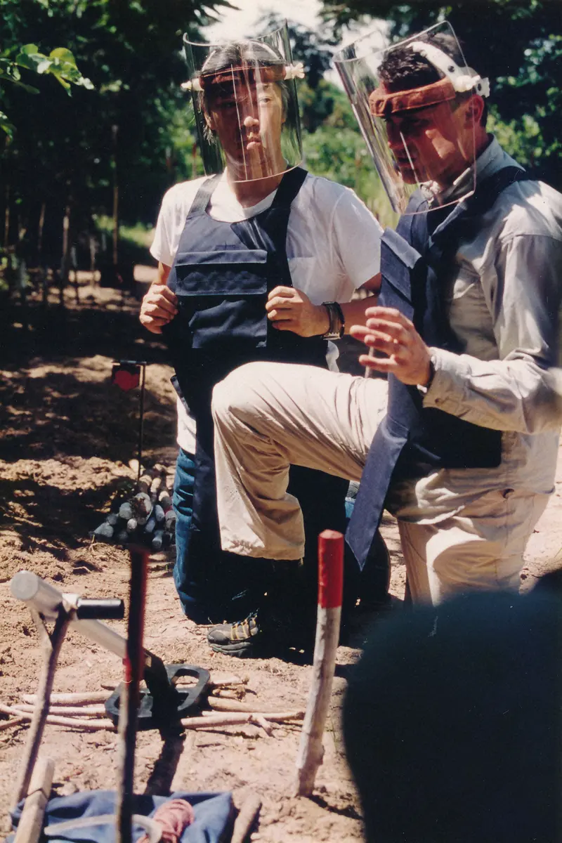モザンビークの地雷原を訪れた坂本龍一さん（左）