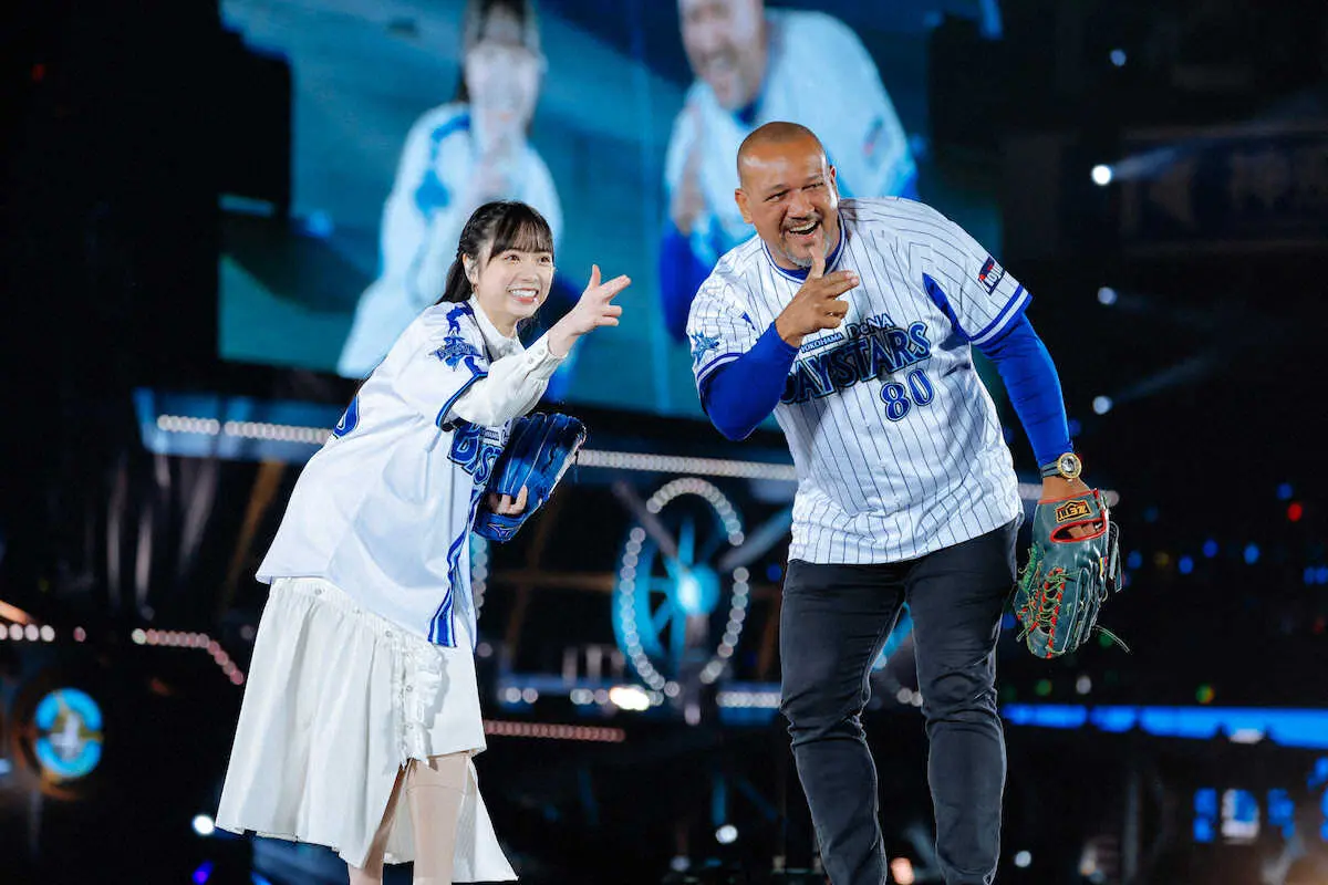 【画像・写真】ステージ上で始球式を行った日向坂46の山口陽世（左）と、DeNA前監督のアレックス・ラミレス氏