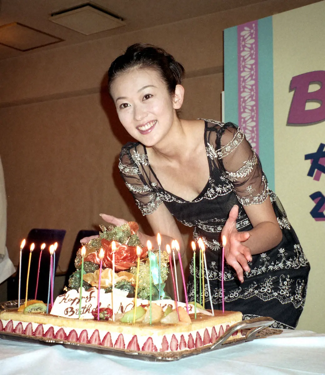 1997年、ケーキを前に笑顔の大河内奈々子