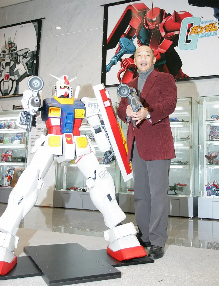 【画像・写真】2008年、静岡県のバンダイホビーセンターを訪問し、ビームライフルを片手にガンダムと記念撮影する中日・落合博満監督