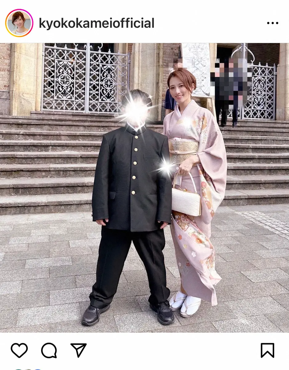 【画像・写真】亀井京子アナ　長男の中学入学を報告　和服姿での付き添いショットに「素敵すぎ」「いつも以上に美しい」