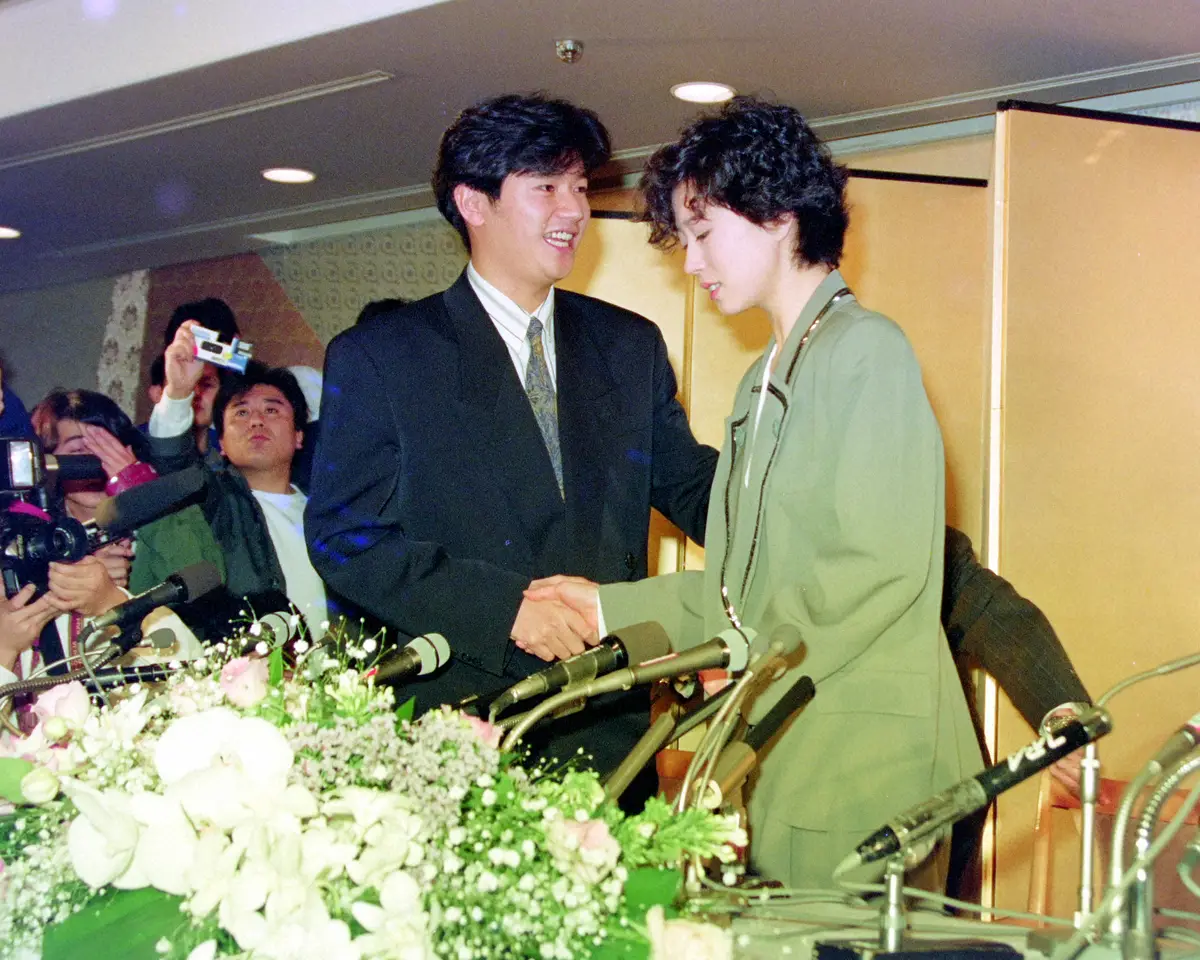 【画像・写真】89年、謝罪会見で近藤真彦と握手する中森明菜