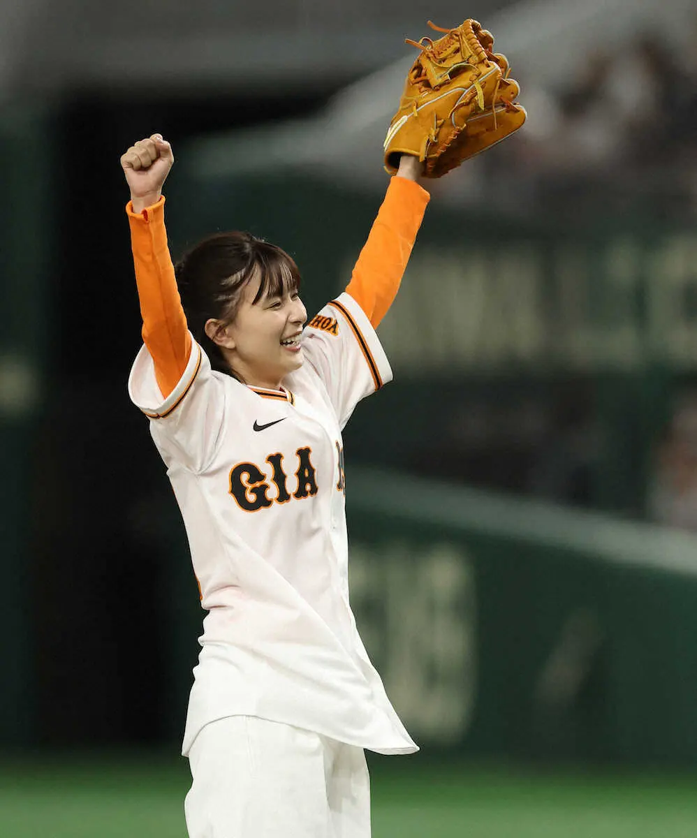 【画像・写真】巨人－阪神戦で始球式を行う芳根京子（撮影・大森　寛明）