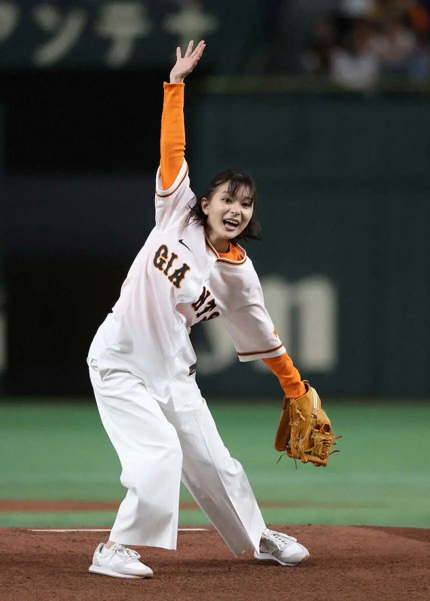 【画像・写真】巨人－阪神戦で始球式を行う芳根京子（撮影・西川　祐介）