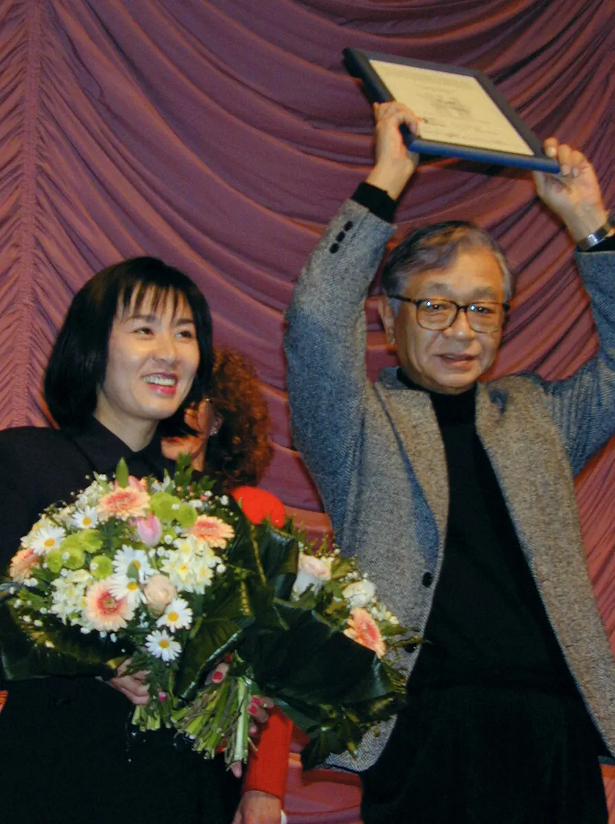 【画像・写真】2001年「第51回ベルリン国際映画祭」児童映画部門・表彰式での小沼勝監督（右）と片桐夕子さん